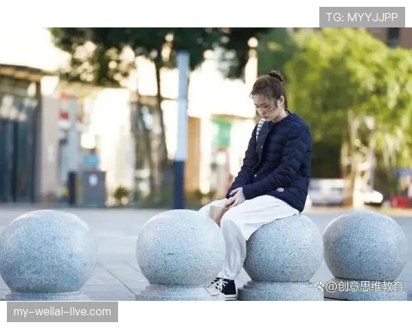 古力随便穿条T出门，背包里的东西能让我省好几年房租